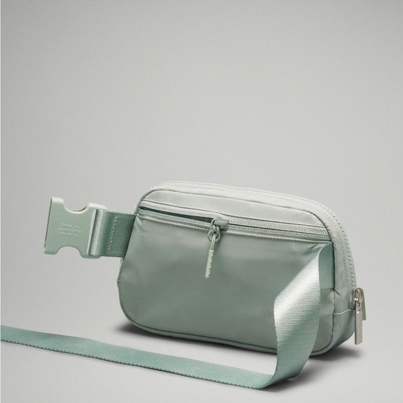 NWT LULULEMON EVERYWHERE BELT BAG 
JADE GREY - Picture 4 of 8